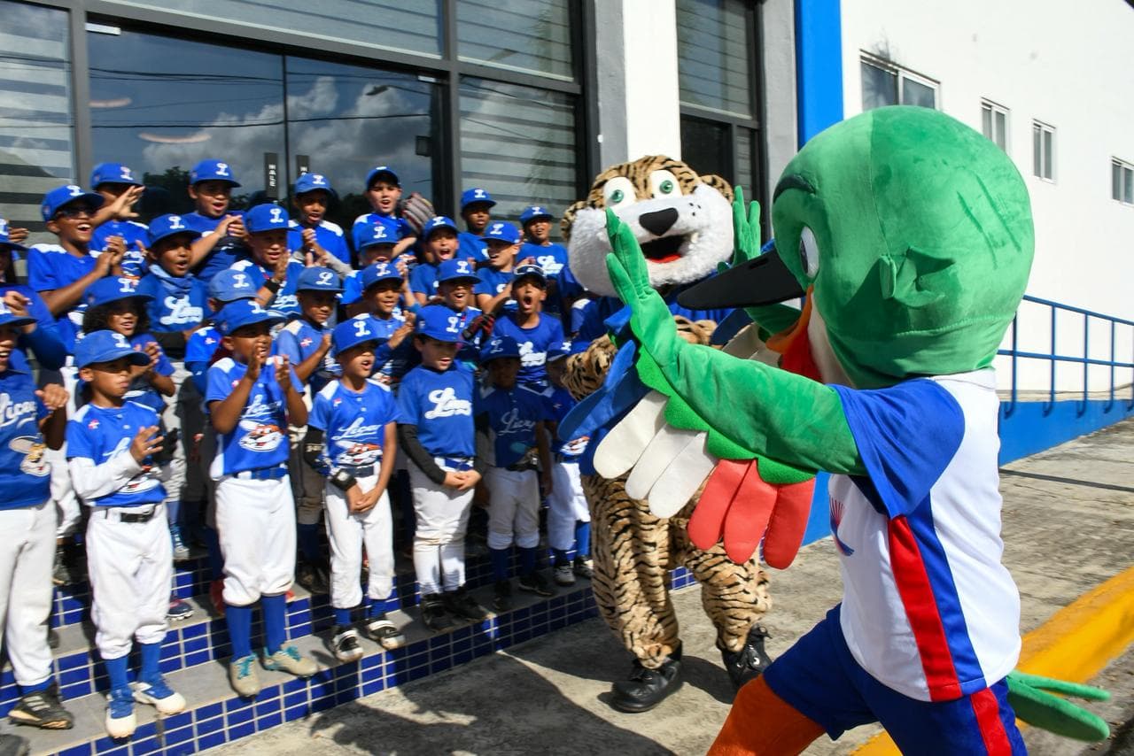 Colí visita al Licey y comparte con niños de academia infantil