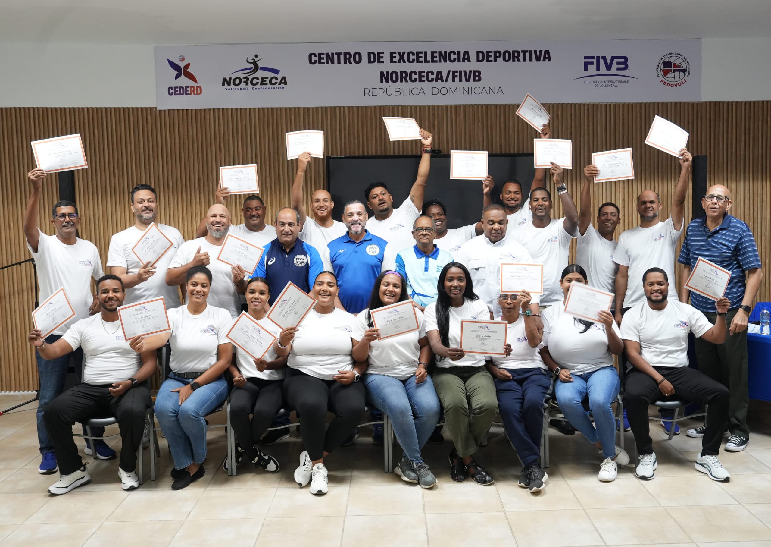 Comité Santo Domingo 2026 y voleibol gradúan técnicos en curso internacional
