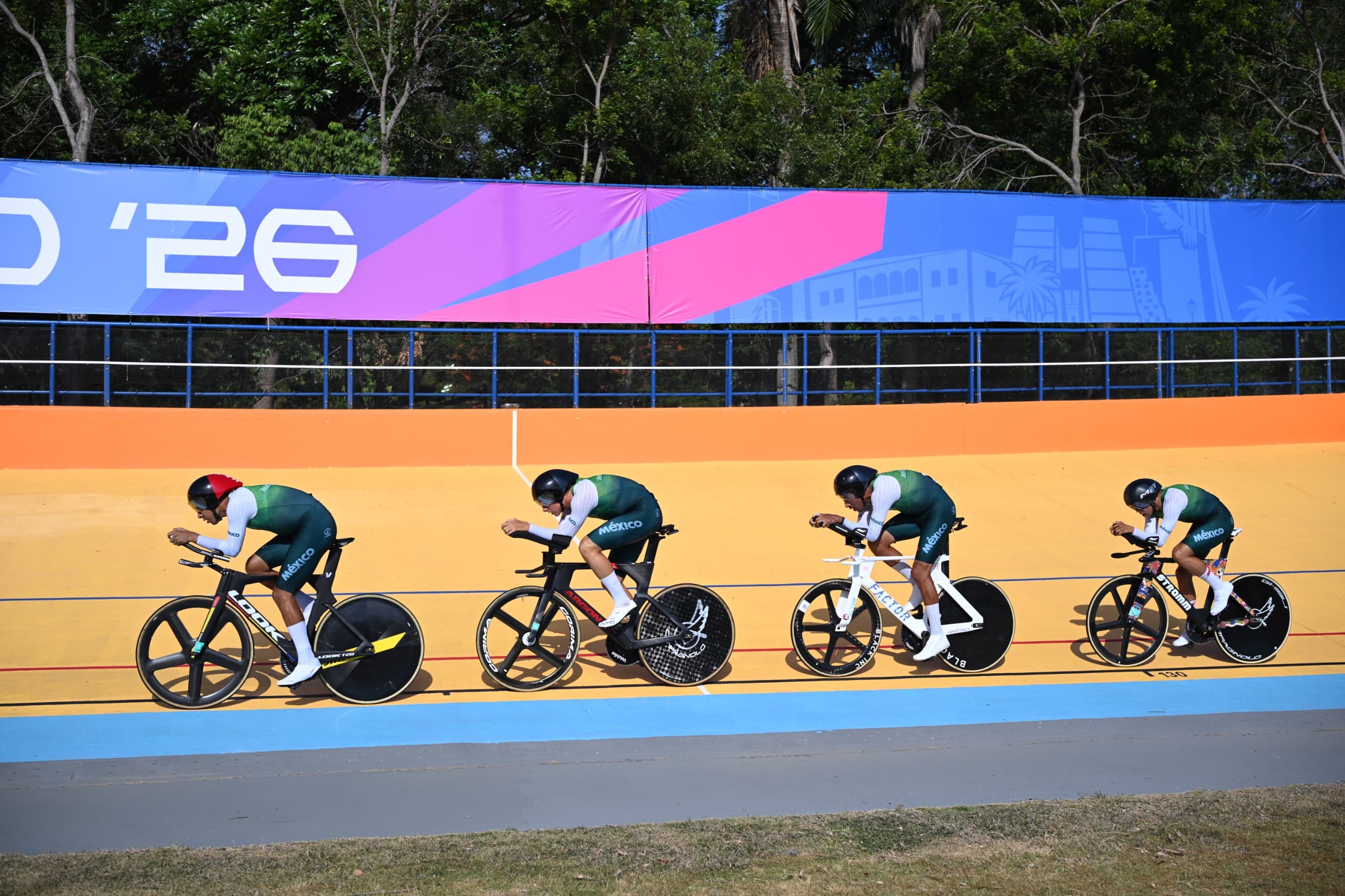 México conquista dos oro en prueba de pista velocidad por equipos