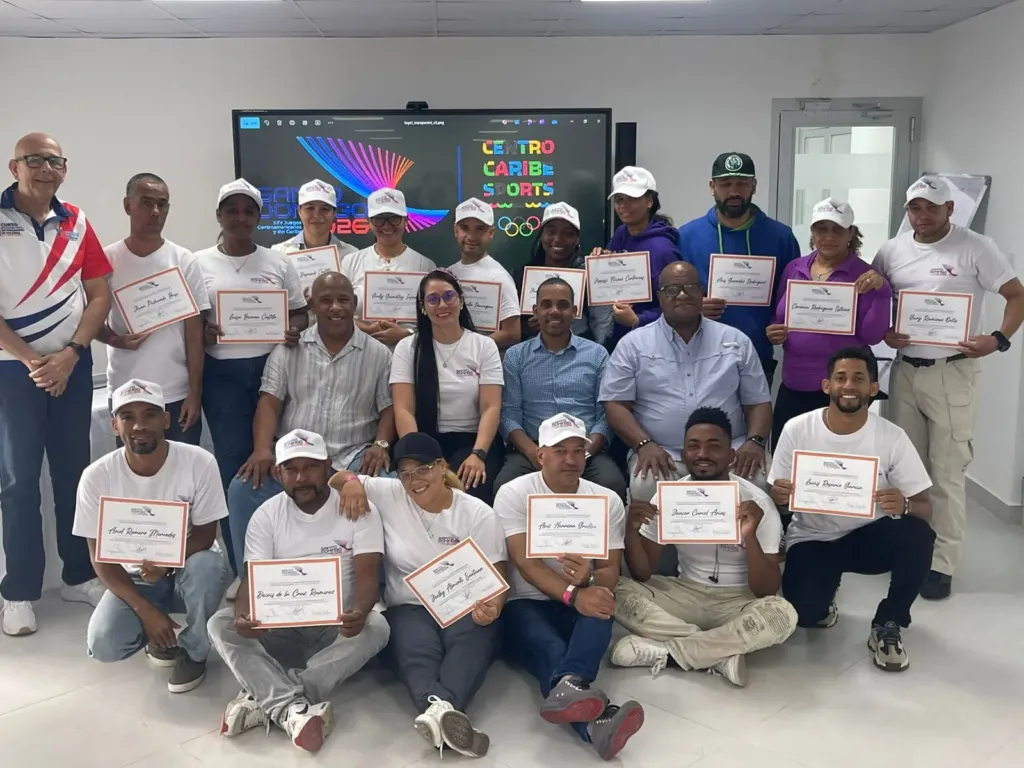 Grupo de participantes en el curso de capacitación y actualización de patinaje, impartido por el Comité Organizador de los Juegos Centroamericanos y de Caribe Santo Domingo 2026.