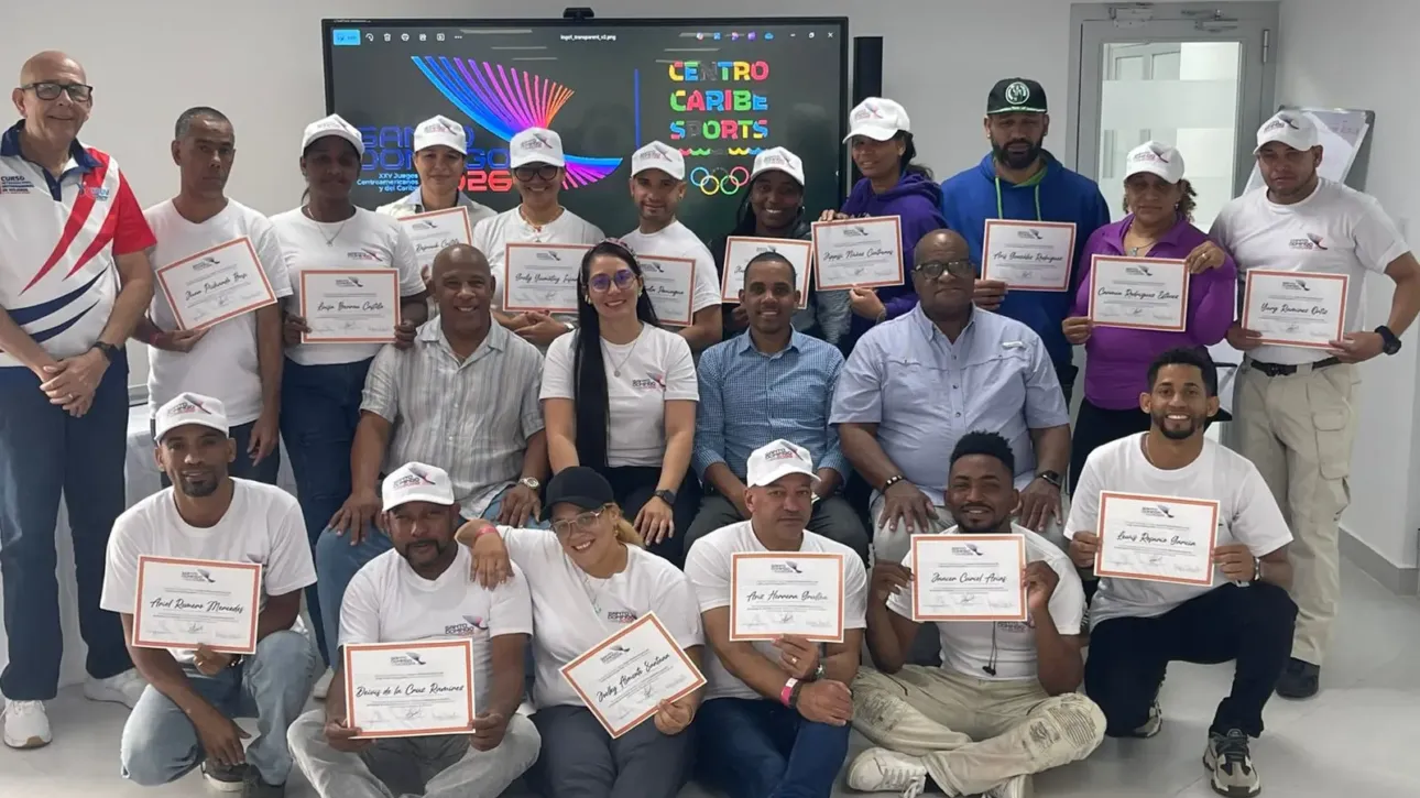 Grupo de participantes en el curso de capacitación y actualización de patinaje, impartido por el Comité Organizador de los Juegos Centroamericanos y de Caribe Santo Domingo 2026.