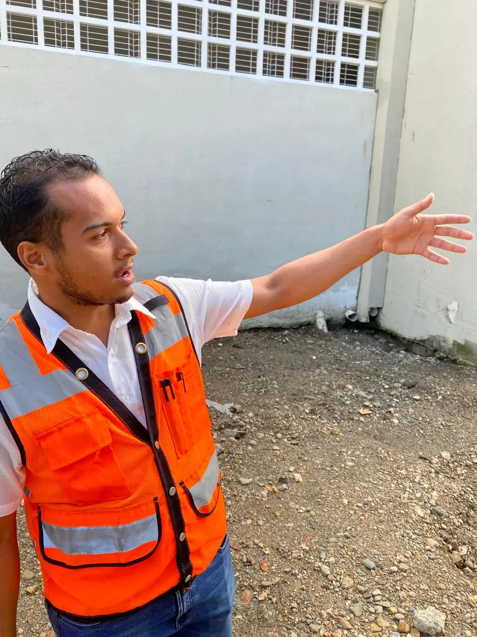 El ingeniero Wander Fulcar explica a los periodistas los trabajos que se realizan.