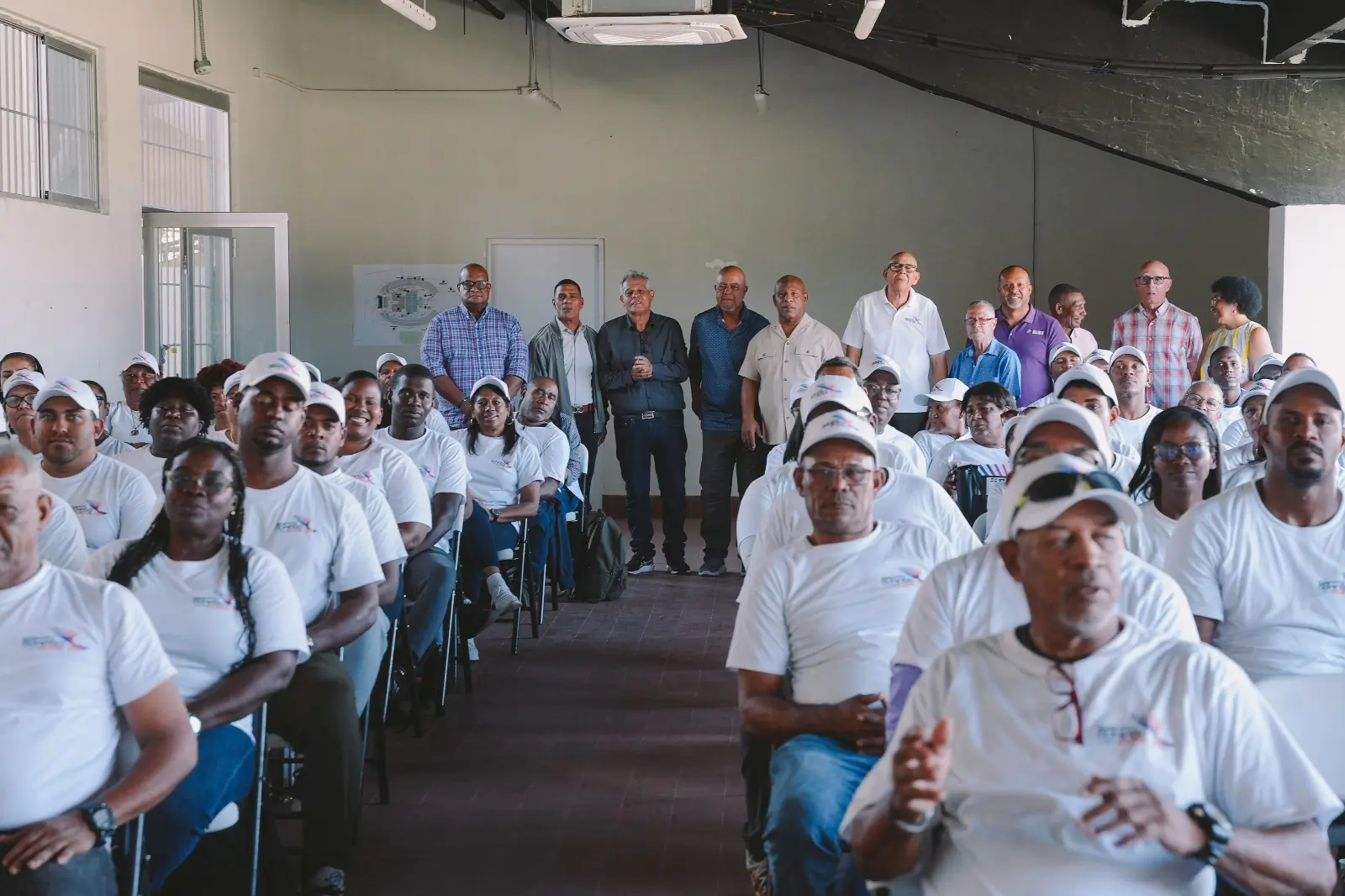 Sesión práctica durante capacitación de oficiales de atletismo en RD