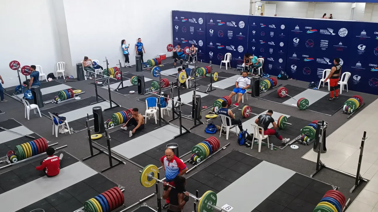 Atletas entrenan con nuevos equipos en el Pabellón de Halterofilia Doctor José Joaquín Puello