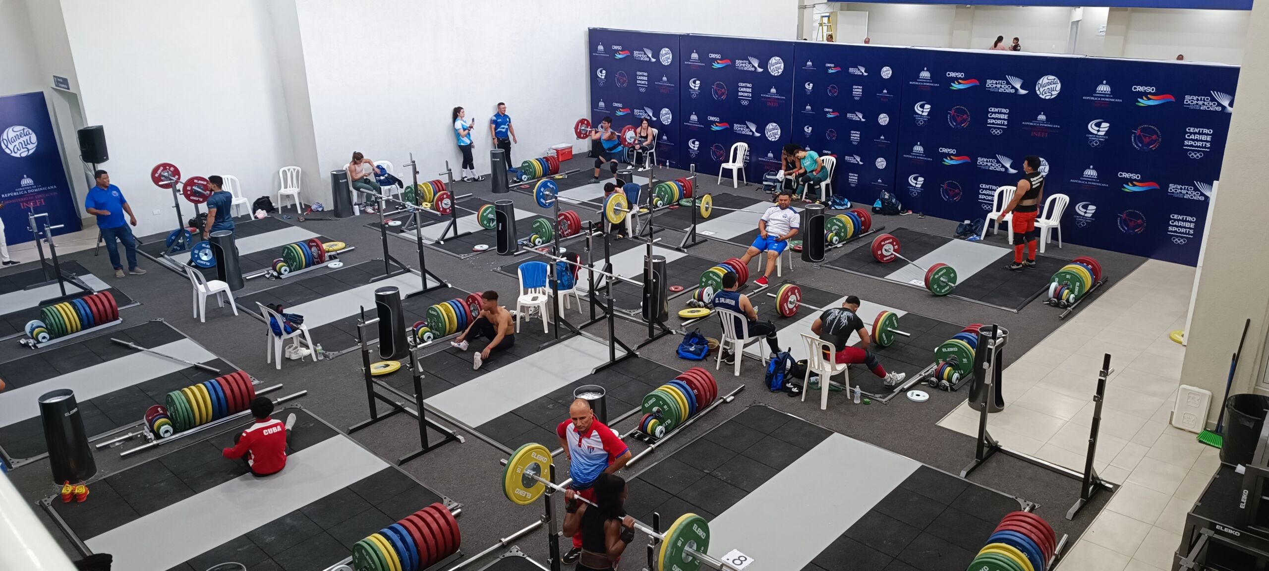 Atletas entrenan con nuevos equipos en el Pabellón de Halterofilia Doctor José Joaquín Puello