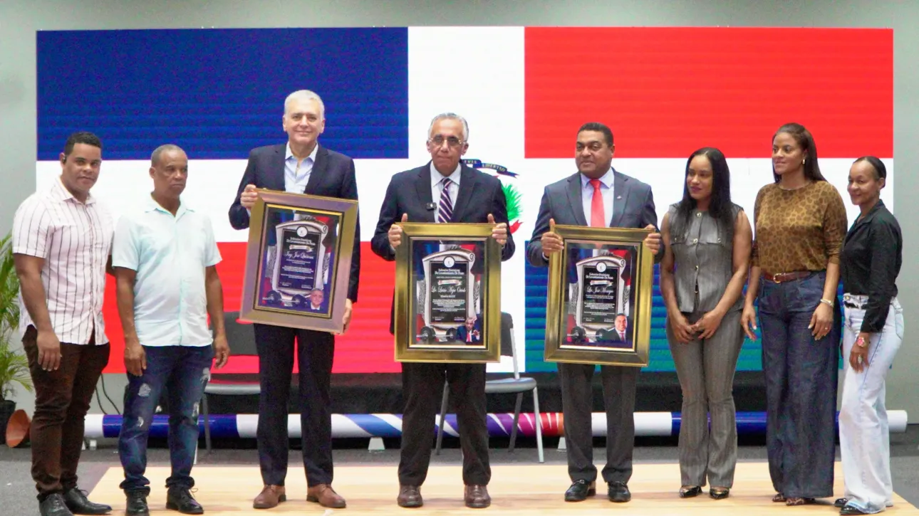 Desde la izquierda: Luis Rosario, José Familia, José Quiñones, Luisín Mejía, José Monegro, Yuderqui Contreras, Wanda Rijo y Wendy Santana.