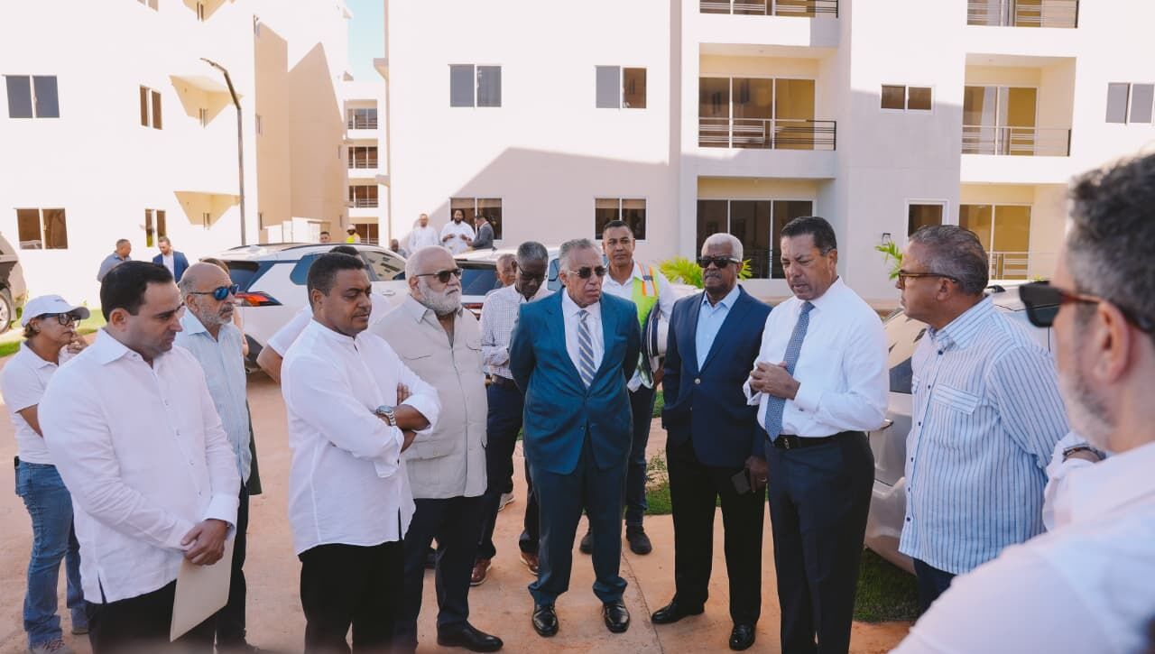 Ysidro García, vicepresidente ejecutivo de Banreservas, habla durante la visita a la Villa Centroamericana.