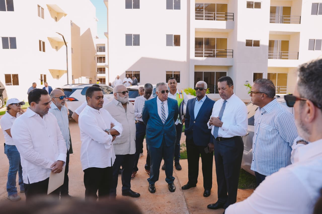 Ysidro García, vicepresidente ejecutivo de Banreservas, habla durante la visita a la Villa Centroamericana.