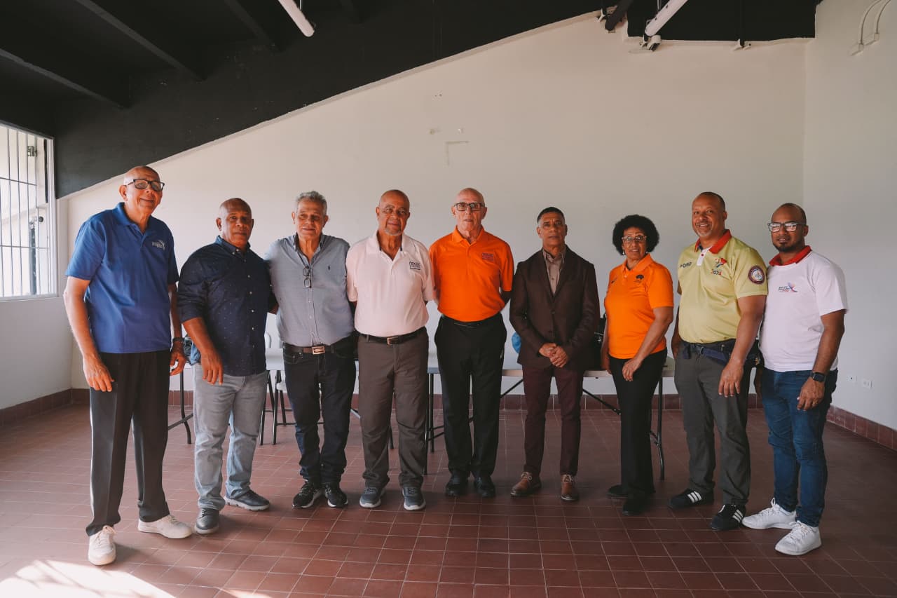 Técnicos internacionales y equipo SD2026 durante el curso de atletismo