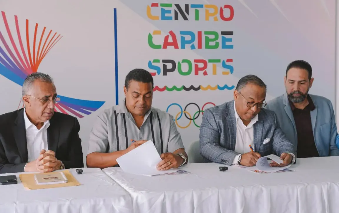 Grupo firma convenio WADA: Manuel Villalobos, Laura Anabel Pinedo, Garibaldy Bautista, Luisín Mejía, José P. Monegro, Saúl Salcedo, Rodny Montes de Oca y Nelson Pinedo