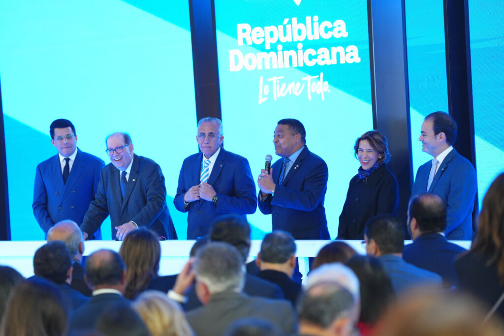 José P. Monegro, David Collado, Felipe Vicini, Luis Mejía Oviedo, Mercedes Canalda y Frank Elías Rainieri en FITUR presentando Santo Domingo 2026