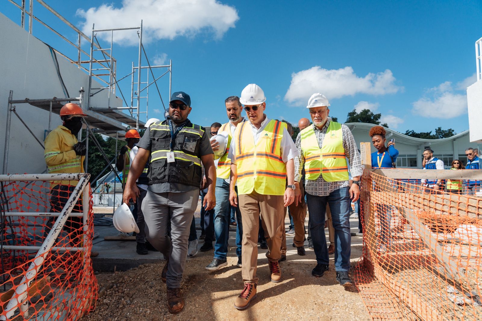 Ito Bisonó y autoridades durante el recorrido técnico de obras para los Juegos Centroamericanos y del Caribe 2026