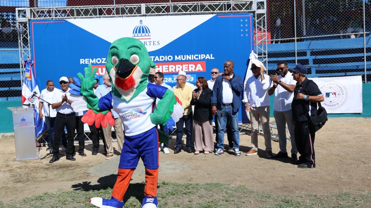 Colí, la mascota de los Juegos Centroamericanos y del Caribe Santo Domingo 2026, durante su presentación en el acto de inicio de remodelación del Estadio Municipal de Baní