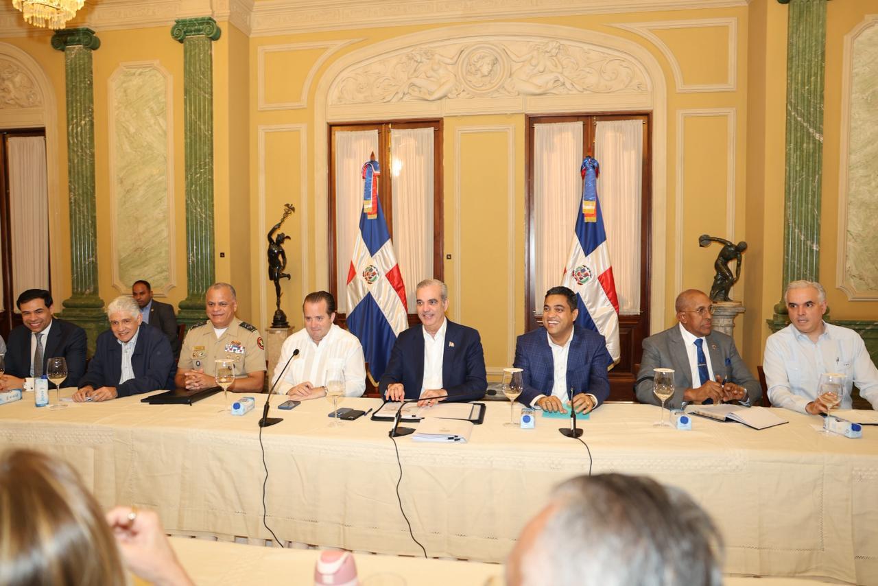 Presidente Luis Abinader junto a miembros del Comité Organizador de Santo Domingo 2026