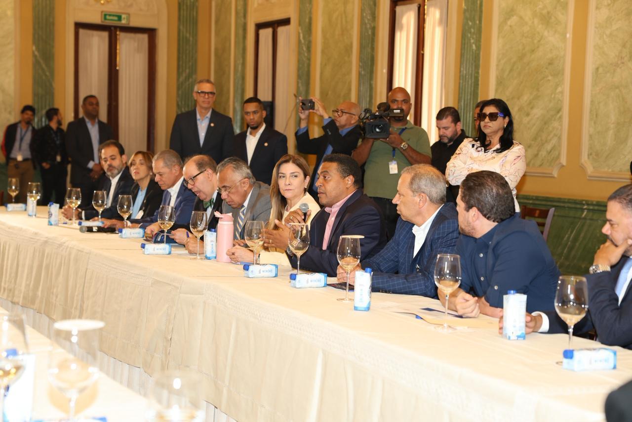 Presidente Luis Abinader durante encuentro sobre los Juegos Centroamericanos y del Caribe Santo Domingo 2026