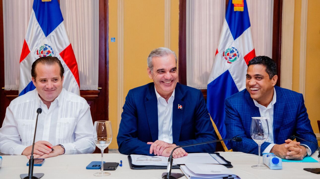 Presidente Luis Abinader durante reunión sobre los Juegos Santo Domingo 2026