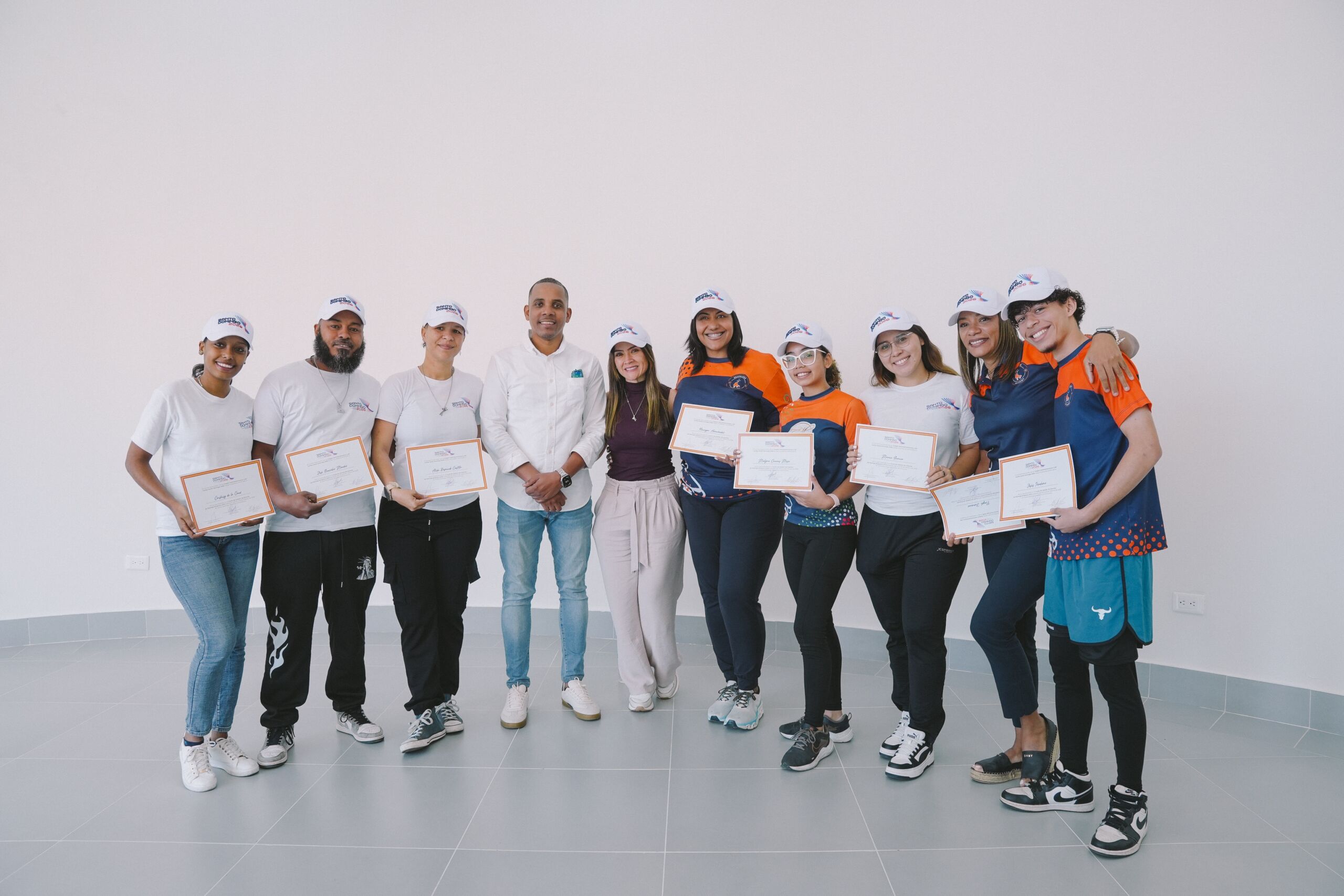 María Isabel Álvarez con participantes graduados del curso de jueces de patinaje artístico