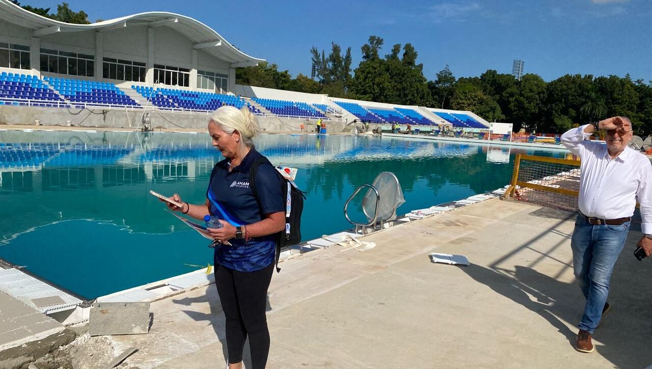 Técnicos internacionales inspeccionando las instalaciones deportivas para los Juegos Santo Domingo 2026