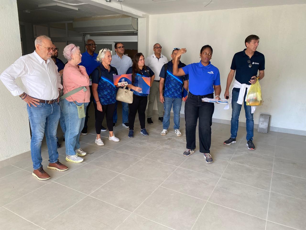 Comitiva de técnicos de deportes acuáticos recorriendo el complejo acuático