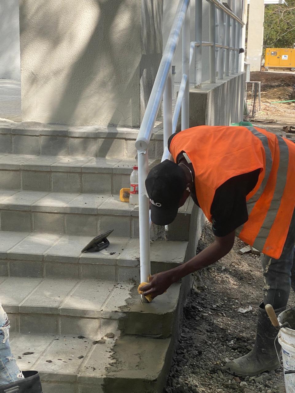 Instalación de luminarias LED en el pabellón de tenis de mesa