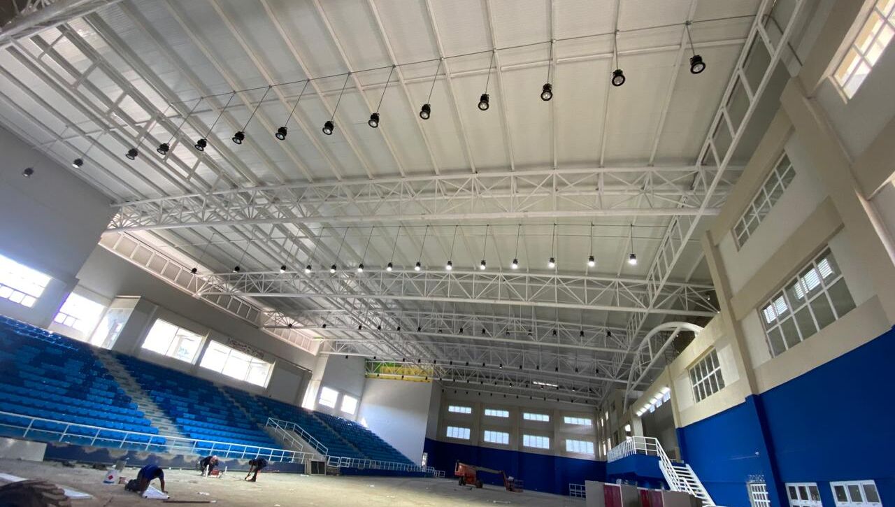 Pabellón de tenis de mesa renovado con luminarias LED