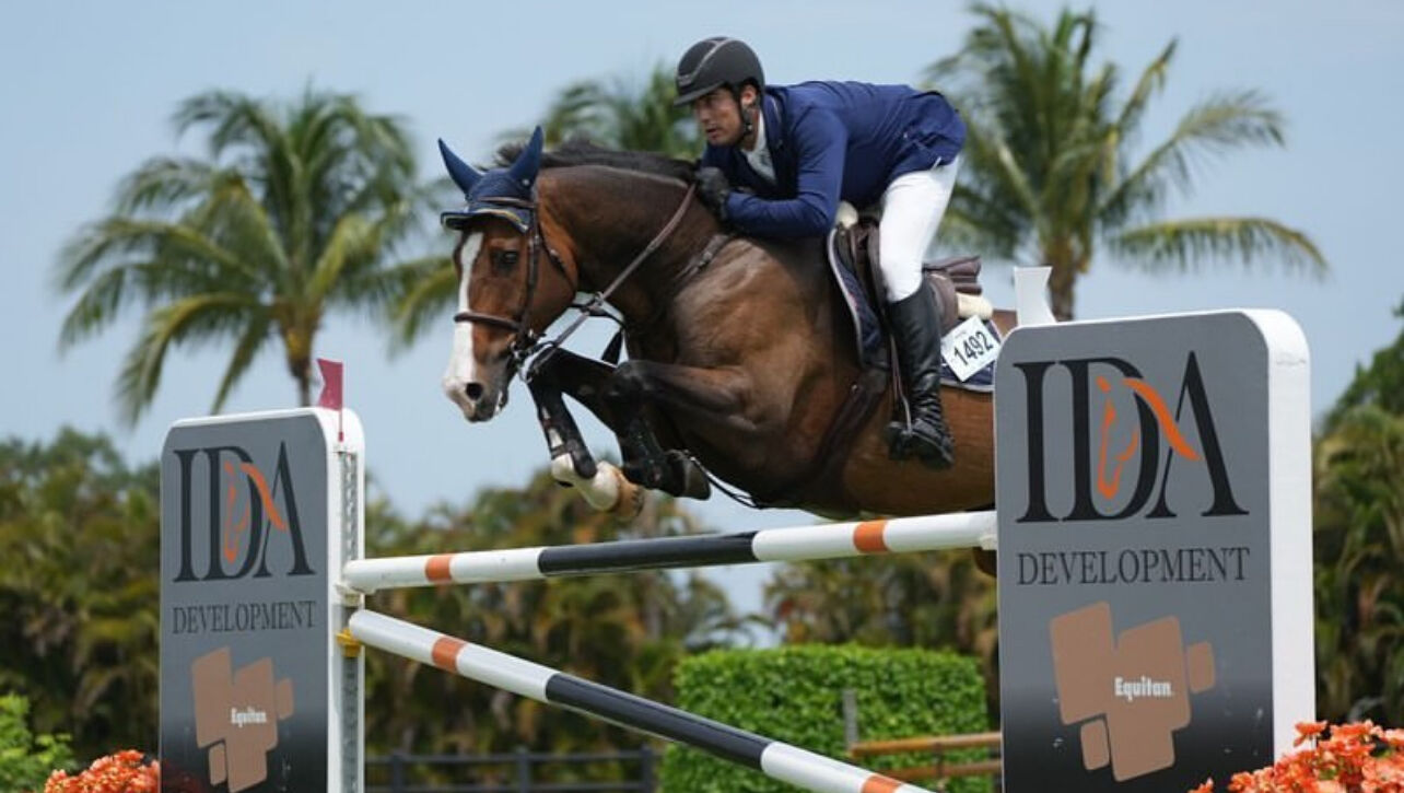 Juan José Bancalari celebra su victoria en la prueba de velocidad CSI2* en Ocala