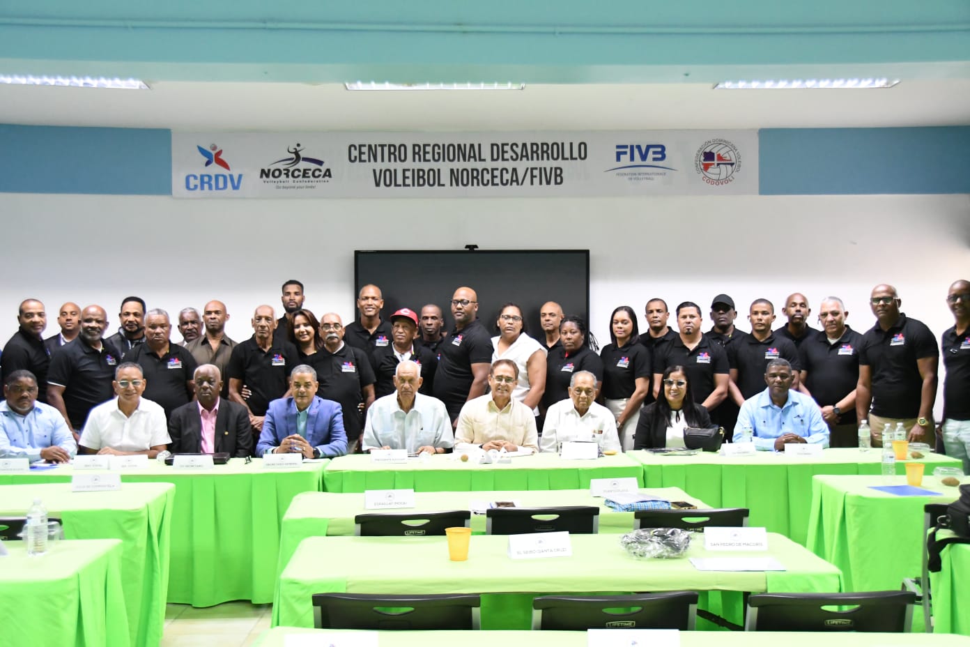 Mesa directiva durante la asamblea de FEDOBOXA