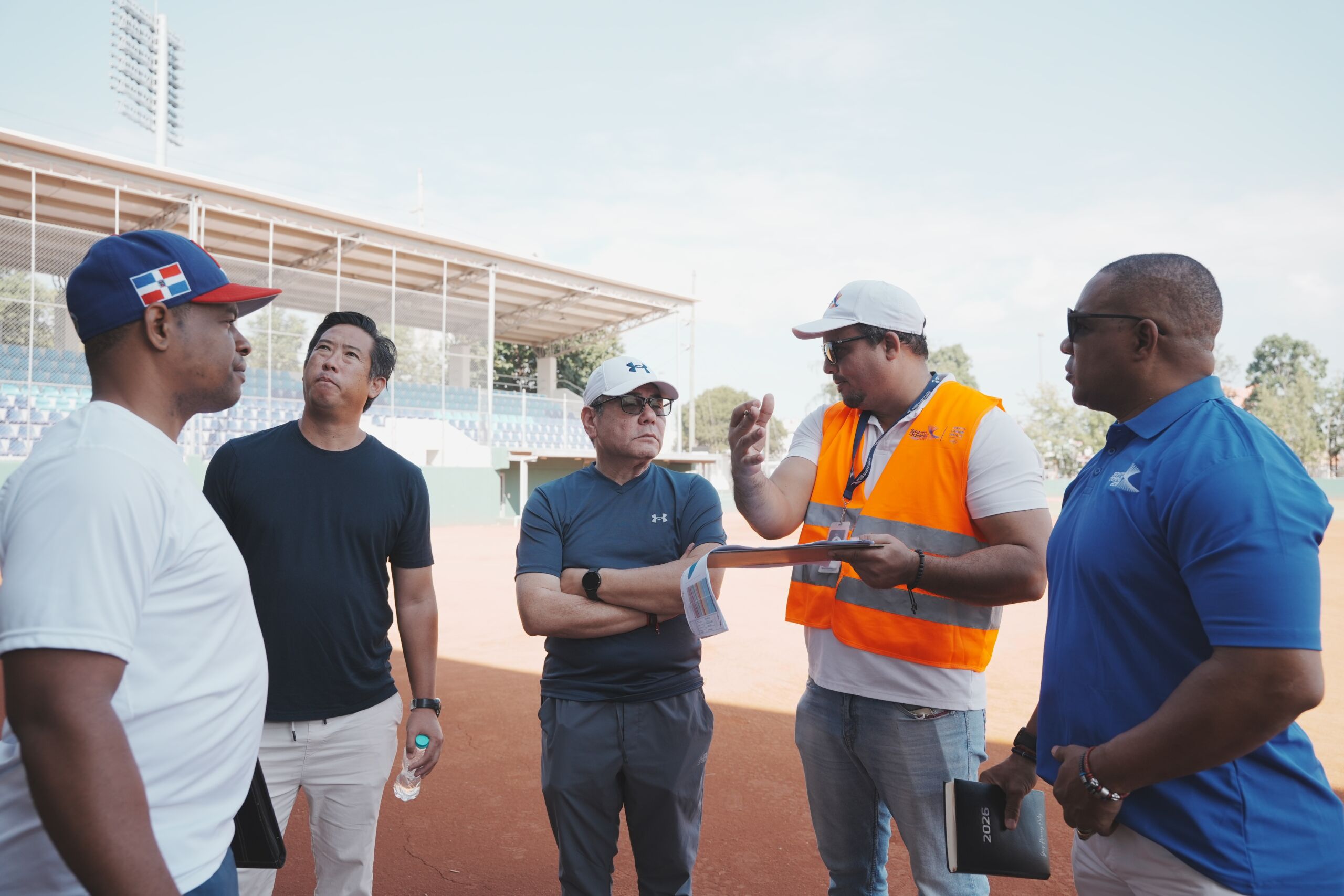 Delegados técnicos y directivos durante visita a estadio de softbol