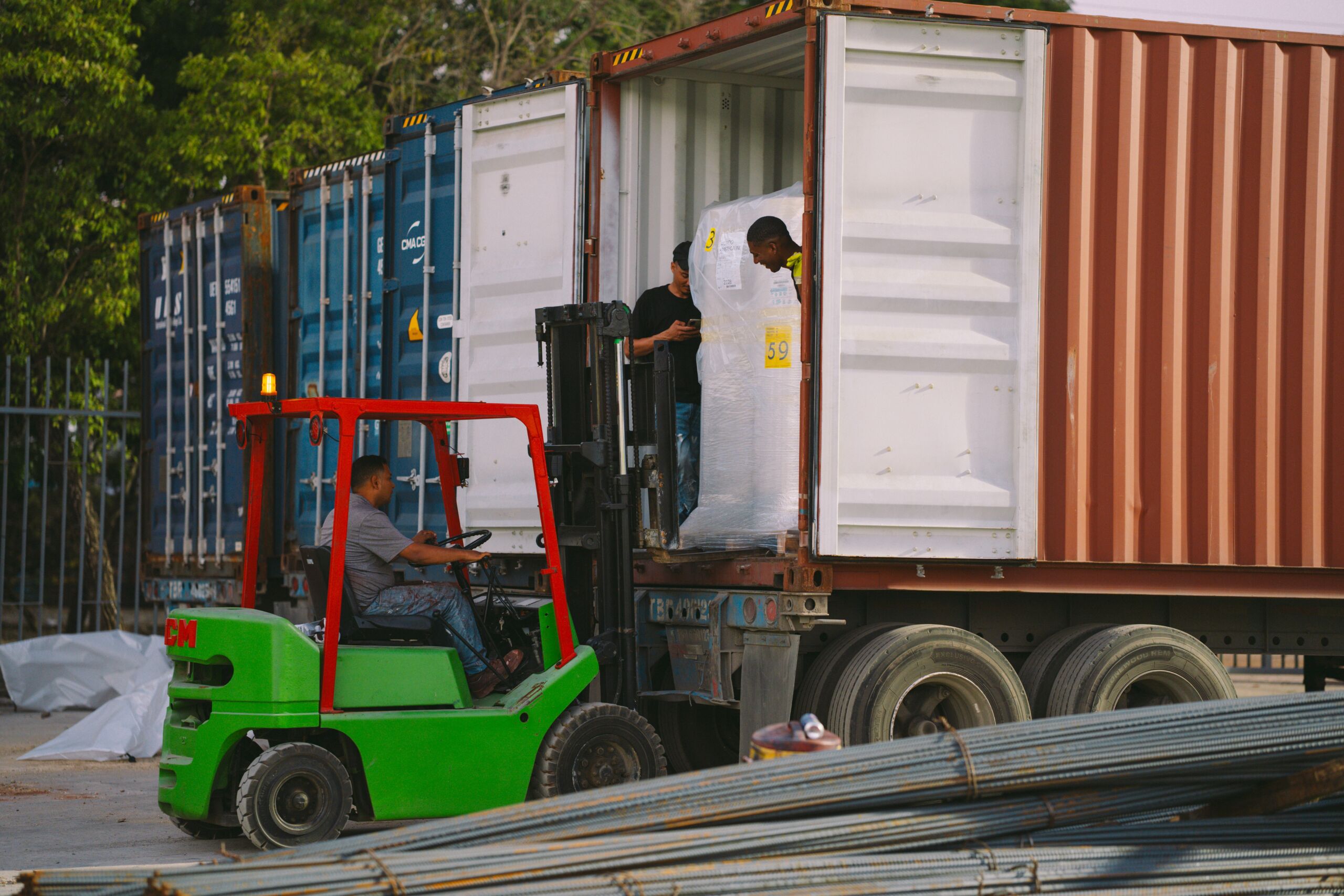 Descarga de material sintético Mondo para las pistas de atletismo del Centro Olímpico Juan Pablo Duarte