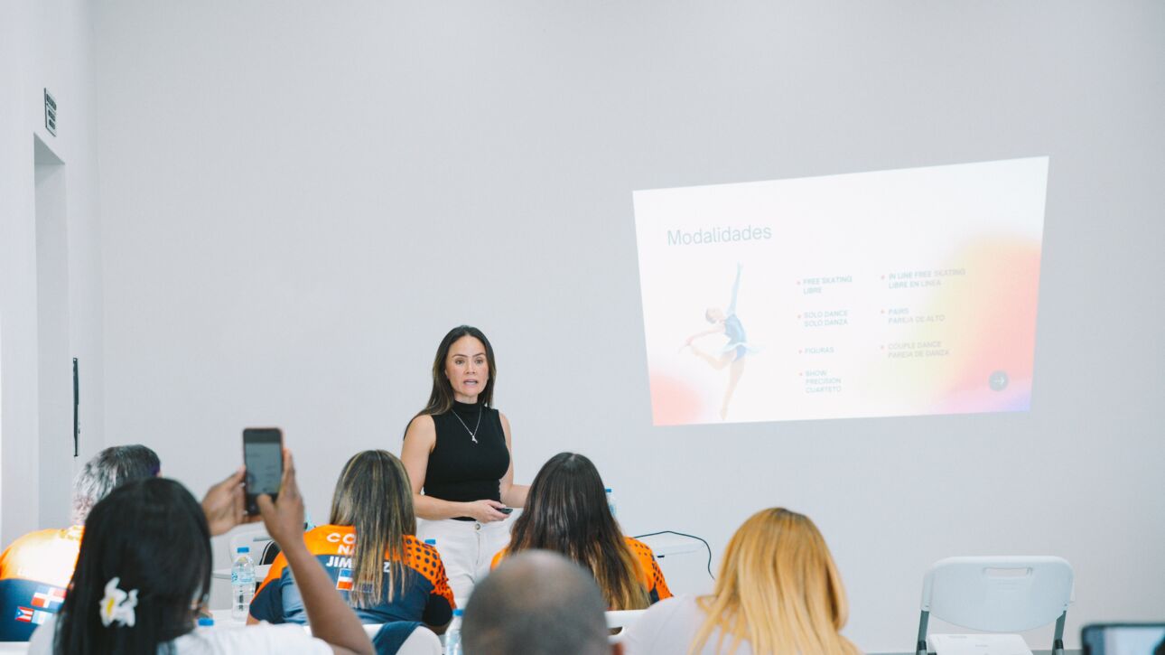 La experta María Isabel Álvarez durante el curso de patinaje artístico para Santo Domingo 2026