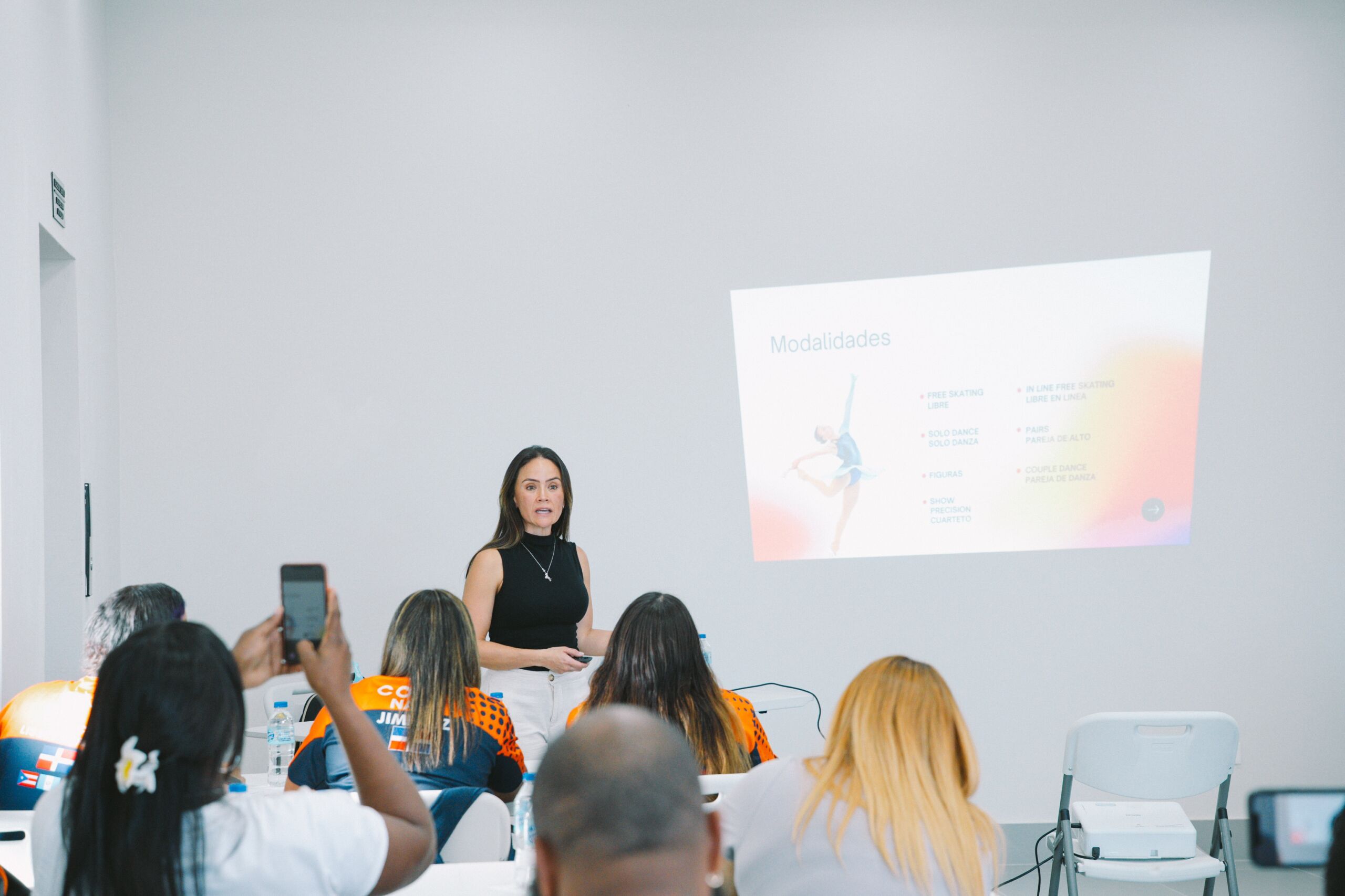 La experta María Isabel Álvarez durante el curso de patinaje artístico para Santo Domingo 2026