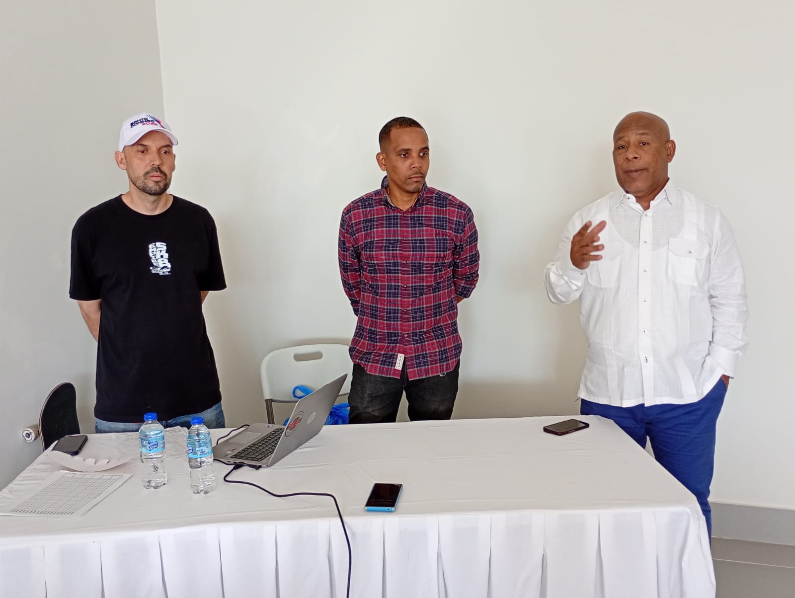Bernardo Mesa dirigiéndose a los participantes del curso de skateboarding