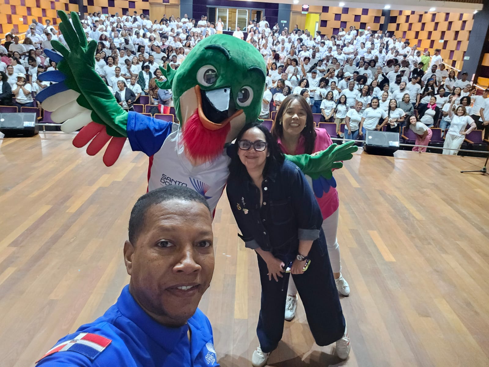 Gabriel Mercedes junto a Colí, Elizabeth Mena, Mariela Cruz y voluntarios durante la capacitación.