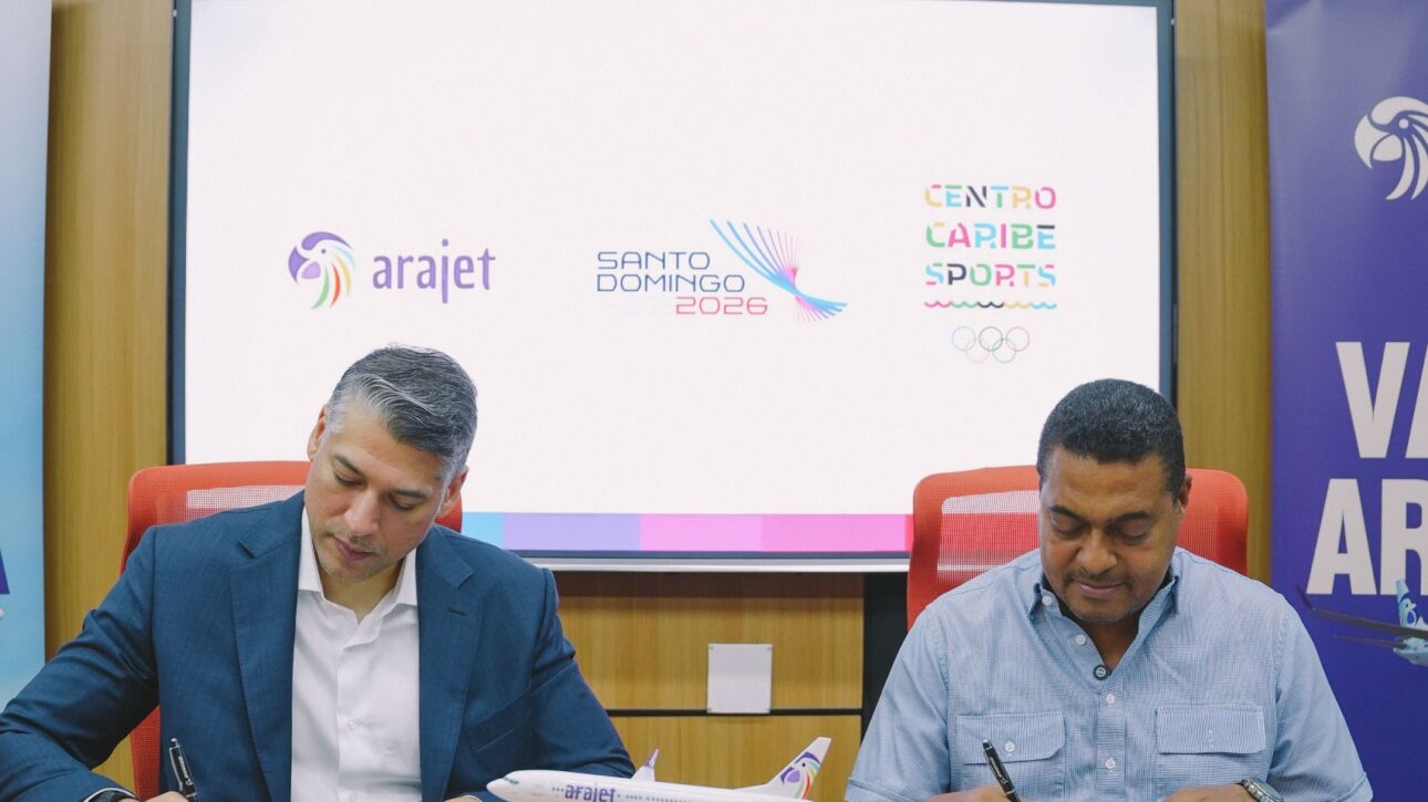 Víctor Pacheco Méndez y José P. Monegro firman el acuerdo que convierte a Arajet en la aerolínea oficial de los Juegos Santo Domingo 2026.