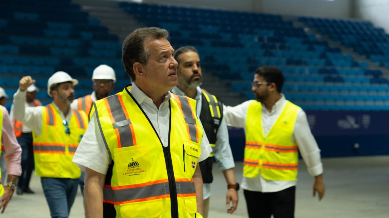 El ministro Ito Bisonó supervisa los avances de obras deportivas en el Parque del Este para Santo Domingo 2026.