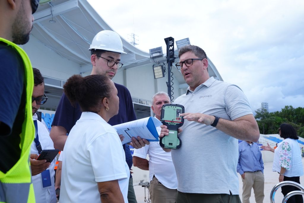 Técnicos internacionales durante la evaluación del centro acuático del Centro Olímpico Juan Pablo Duarte.