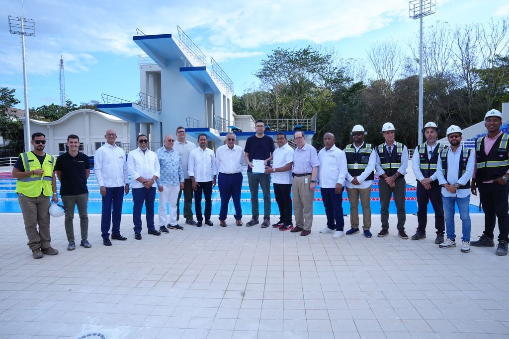 Autoridades deportivas reciben el documento de certificación internacional del complejo acuático del Centro Olímpico.