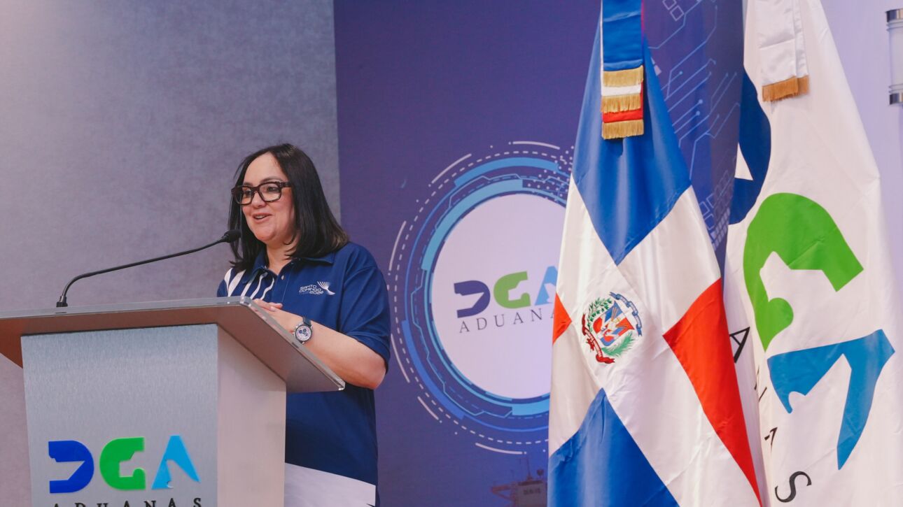 Elizabeth Mena se dirige a voluntarios de Santo Domingo 2026 en curso de capacitación