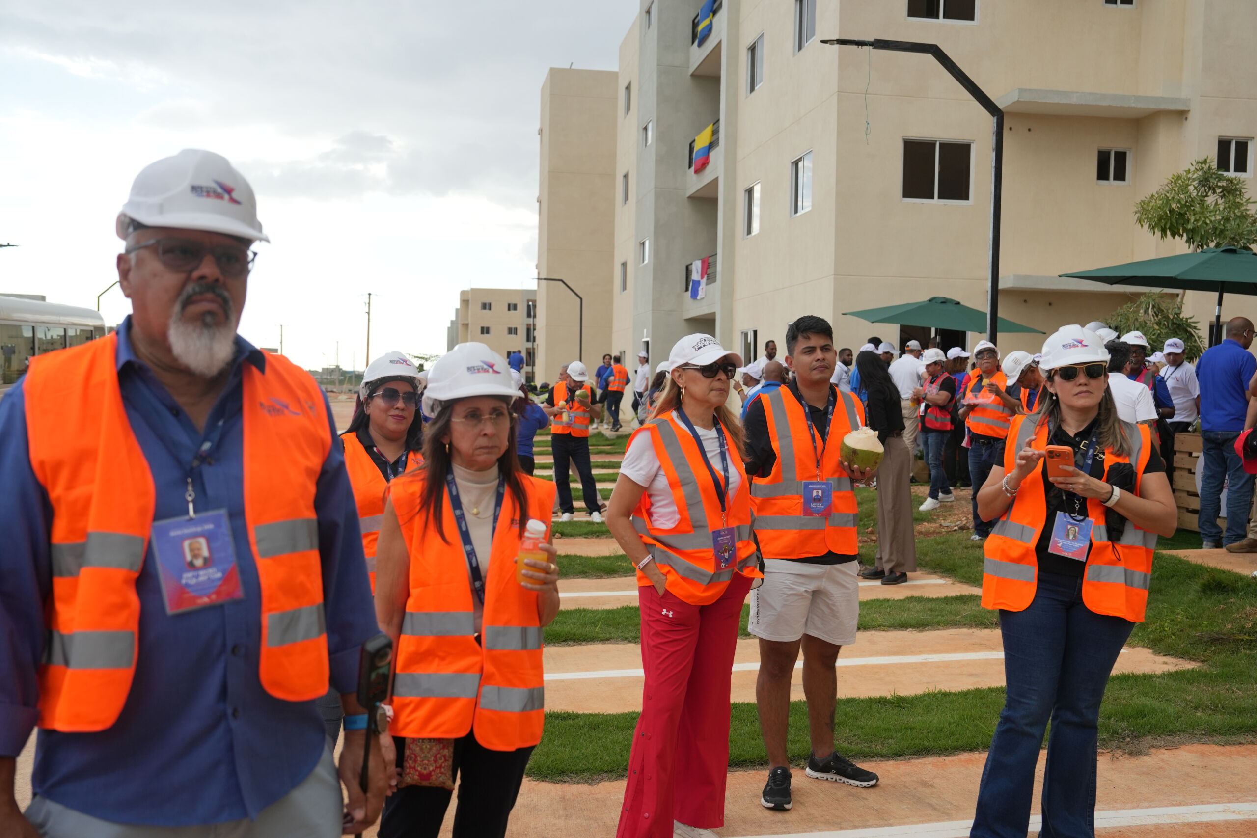 Jefes de misión durante el recorrido por la villa que alojará a los atletas en Santo Domingo 2026.