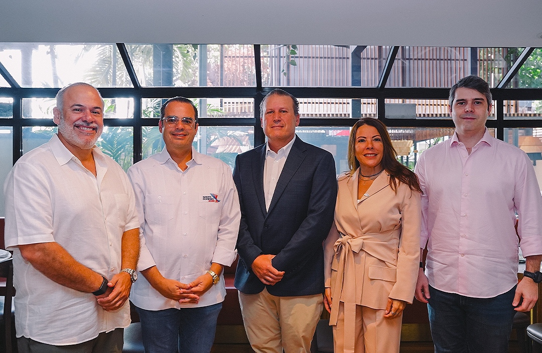 Representantes de ADERES y Santo Domingo 2026 durante la reunión de oferta gastronómica