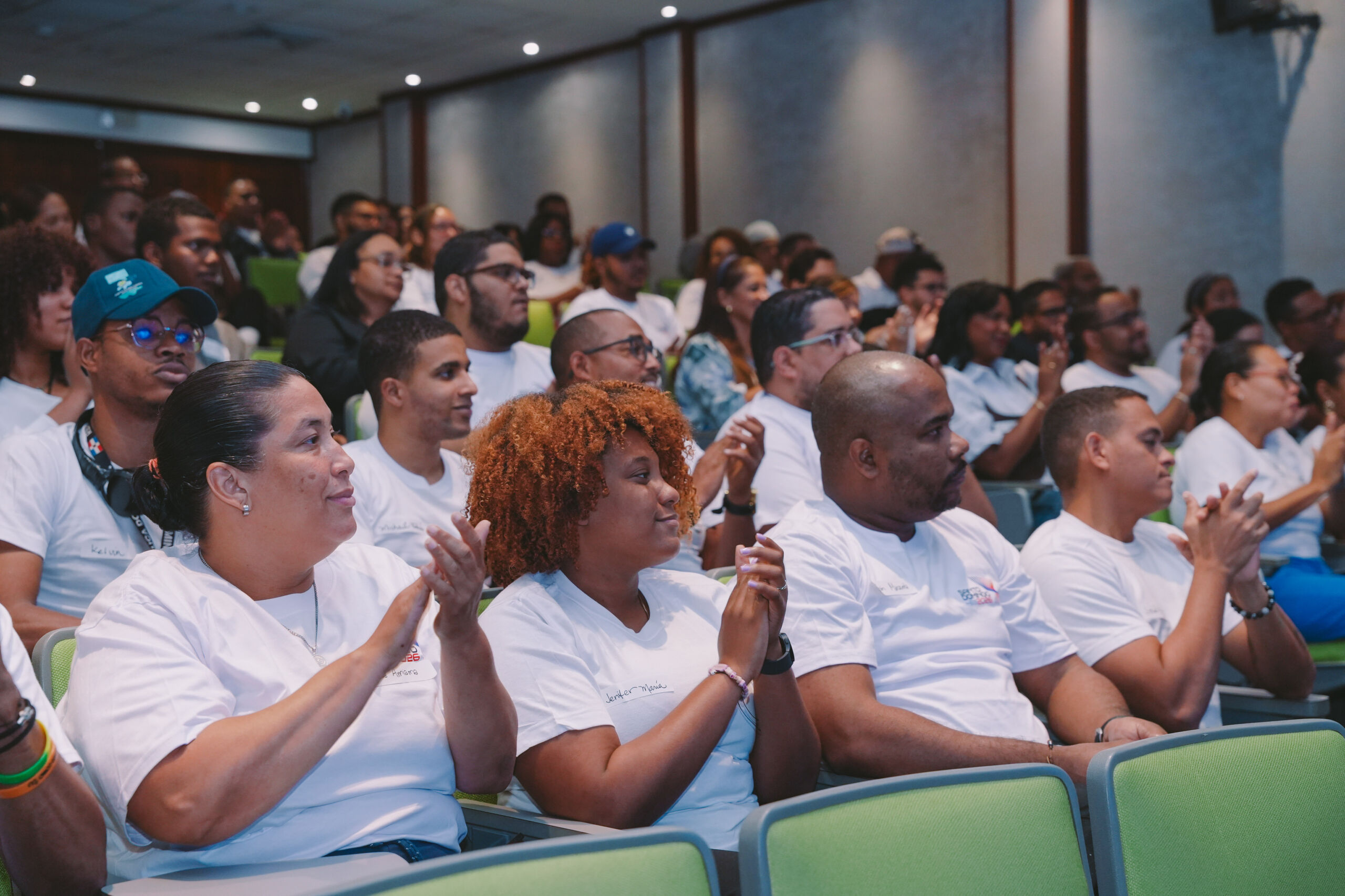 Aspirantes a voluntarios de Santo Domingo 2026 en sesión de capacitación en el Auditorio de Aduanas